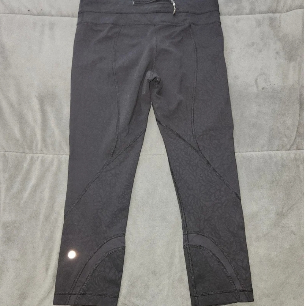 Lululemon Run Inspire Crop II Black Embossed‎ Leopard Floral Leggings Size 6